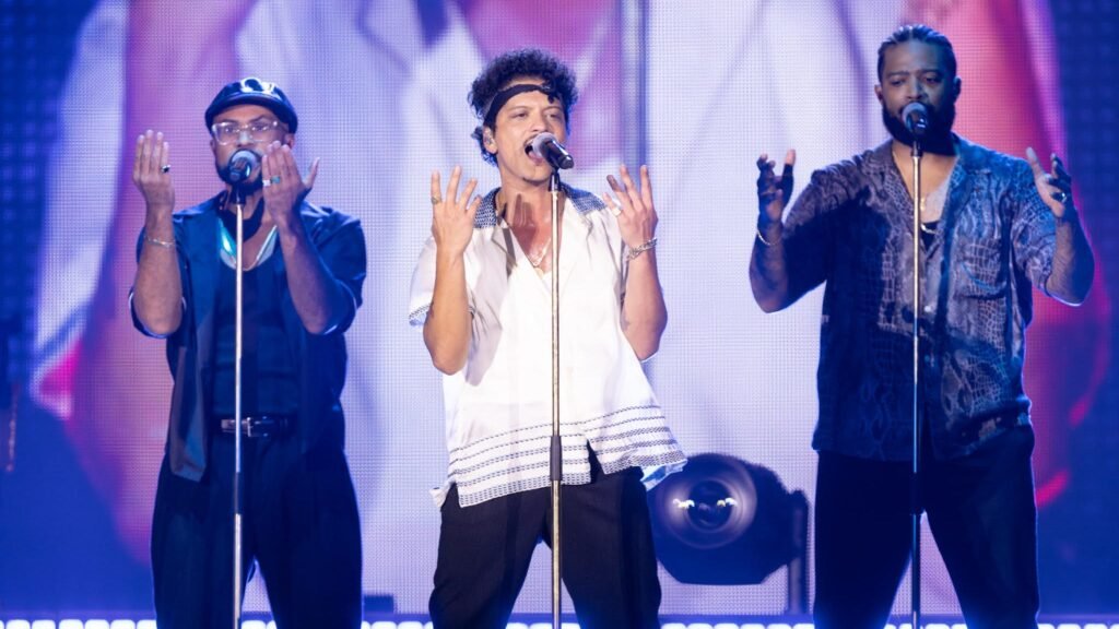Faltam apenas 10 dias para Bruno Mars desembarcar em Curitiba: Relembre 5 momentos do cantor no Brasil