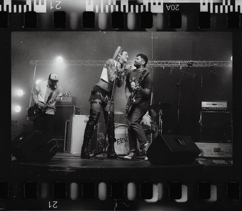 Fresno e Pabllo Vittar criam banda fictícia no videoclipe de “Eu Te Amo / Eu Te Odeio (IO-IO)”