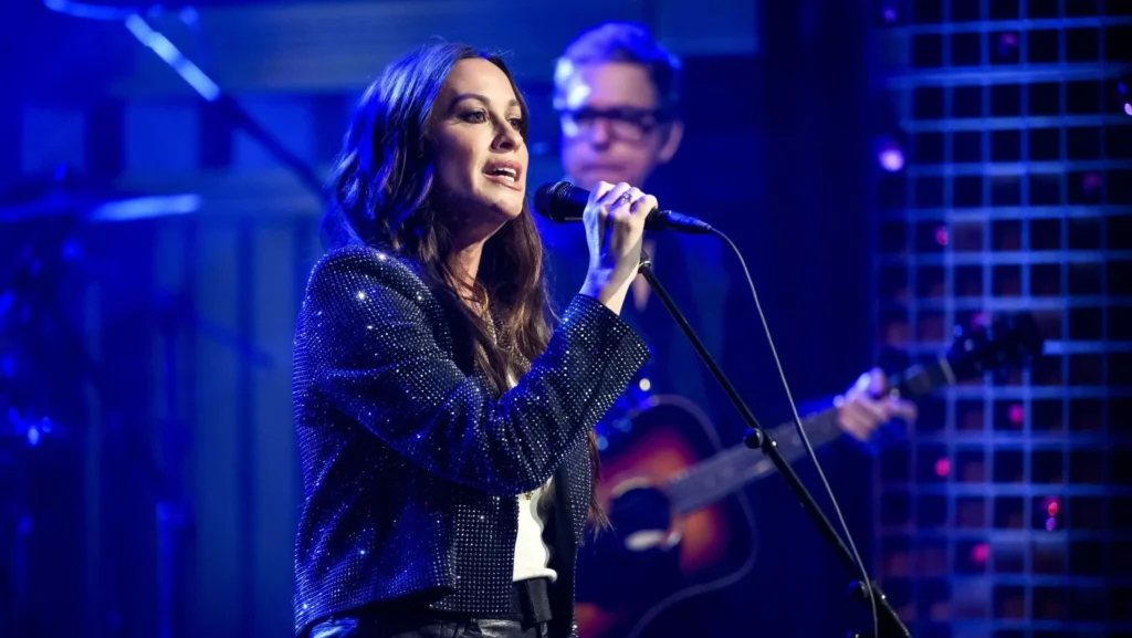 Alanis Morissette no Brasil: Cantora anuncia show em Curitiba para 2025