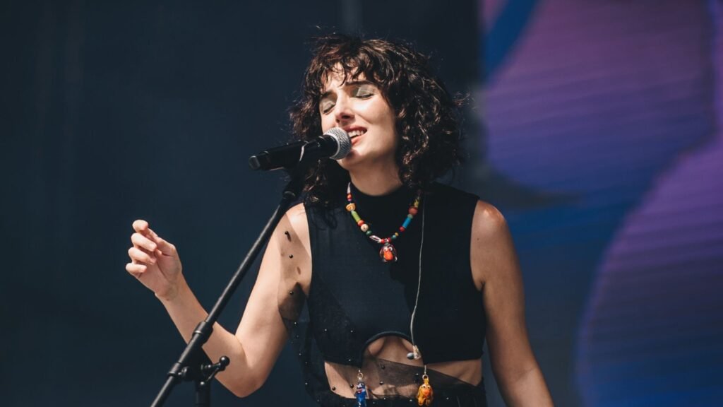 Clarice Falcão anuncia apresentação em Curitiba com sua turnê ‘Truque’ no CWB Hall