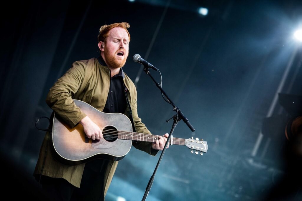 O cantor e compositor irlandês Gavin James volta ao Brasil em 2024