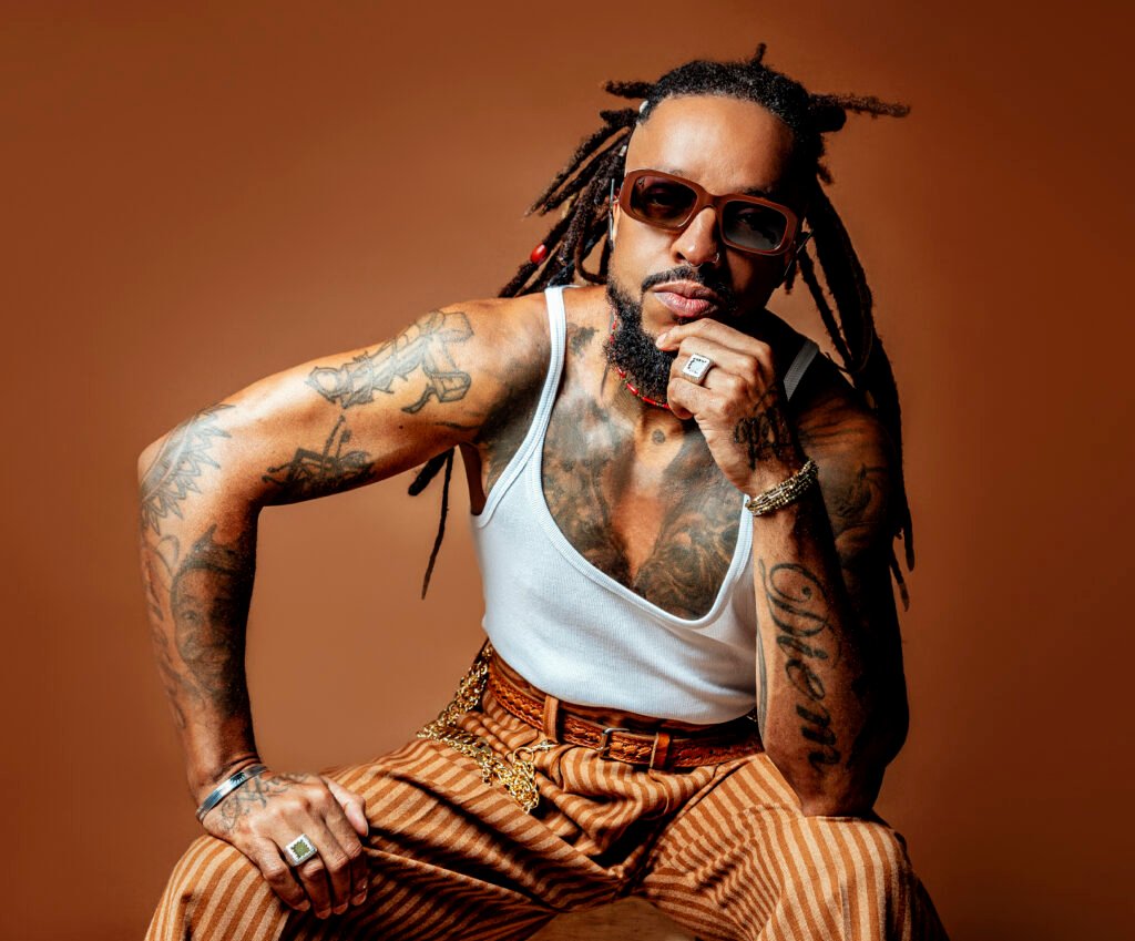 Rael celebra carreira e pluralidade musical em sua primeira apresentação solo no Lollapalooza, com participação de Emicida e Mano Brown