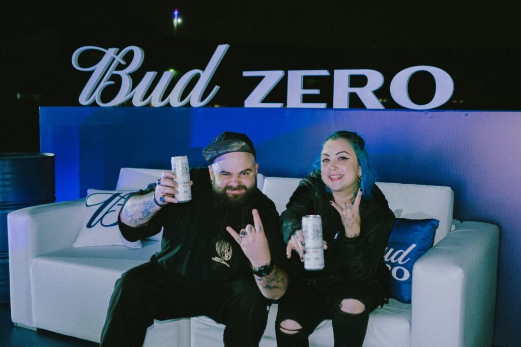 Bebê Metallica: Casal que ganhou bebê durante o show, irá para turnê da banda na Europa com a Bud Zero