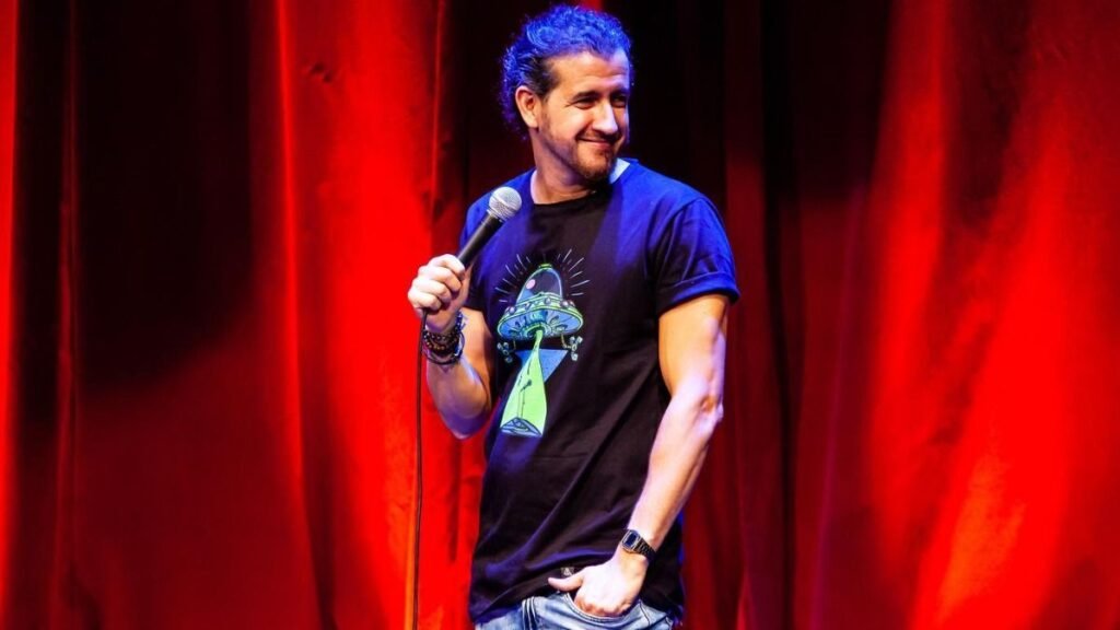 Afonso Padilha volta a Curitiba com seu novo show solo no Teatro Bom Jesus