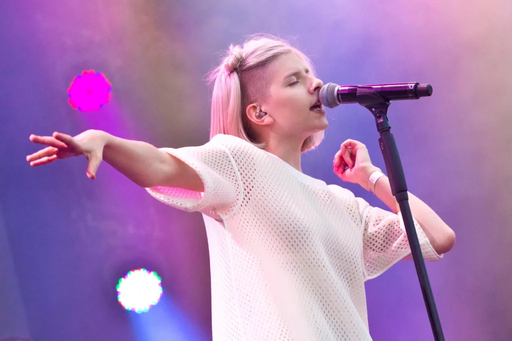 Aurora, cantora norueguesa, vem ao Brasil para show em novembro