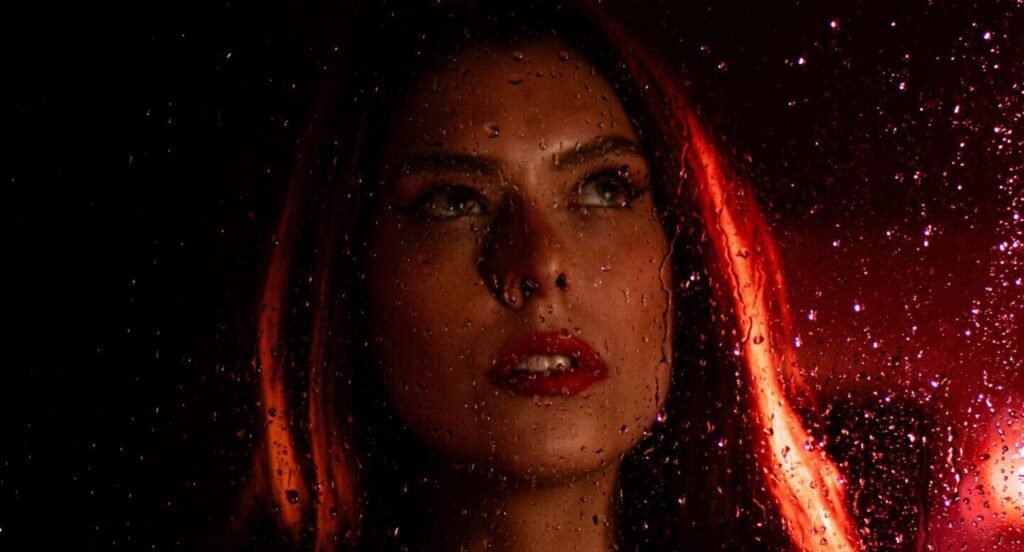 É HOJE! Mia Wicthoff lança clipe de ‘Passou das 3’ no Youtube