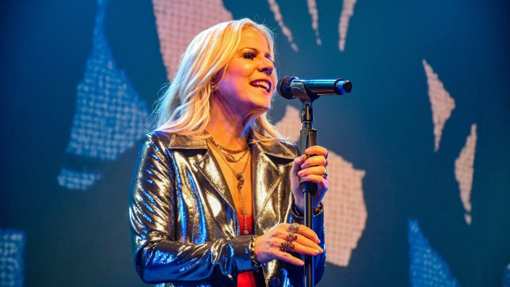 Paula Toller celebra turnê de 40 anos de carreira com show em Curitiba