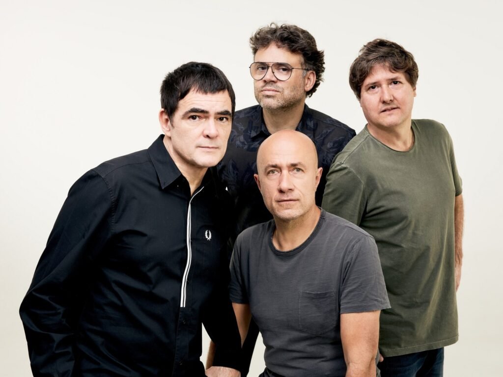 5 cantores ou bandas perfeitas para ouvir em uma viagem à praia