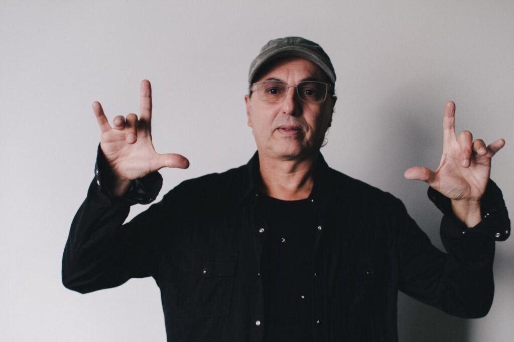 Zeca Baleiro desembarca em Curitiba nesta sexta com o show “Piano” no Guairão