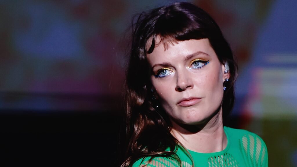 Cantora sueca revelou que chorou ao sair do palco e que o Brasil foi cenário do clipe do novo álbum, 'Estrus'