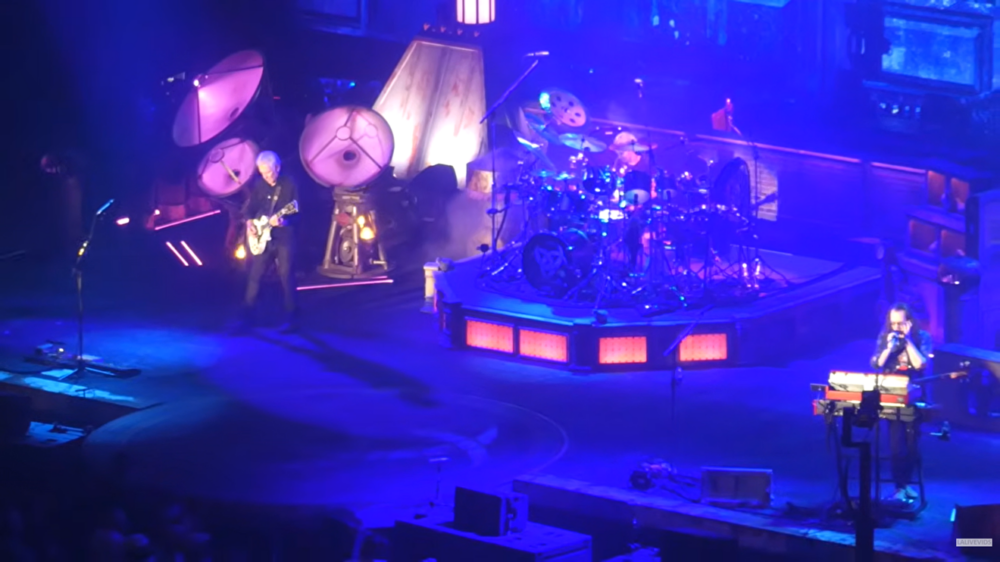 Banda resgatou 'New World Man' ao vivo pela primeira vez em mais de 20 anos no Kia Forum, em Inglewood