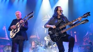 Alex Lifeson e Geddy Lee durante show do Rush em 2026 (Foto: Michael Tullberg / Getty Images)