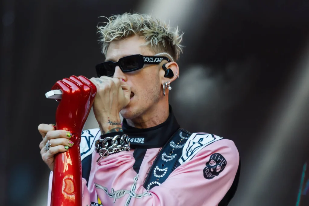 MGK chega ao Brasil para shows e promete uma das apresentações mais intensas de sua nova era