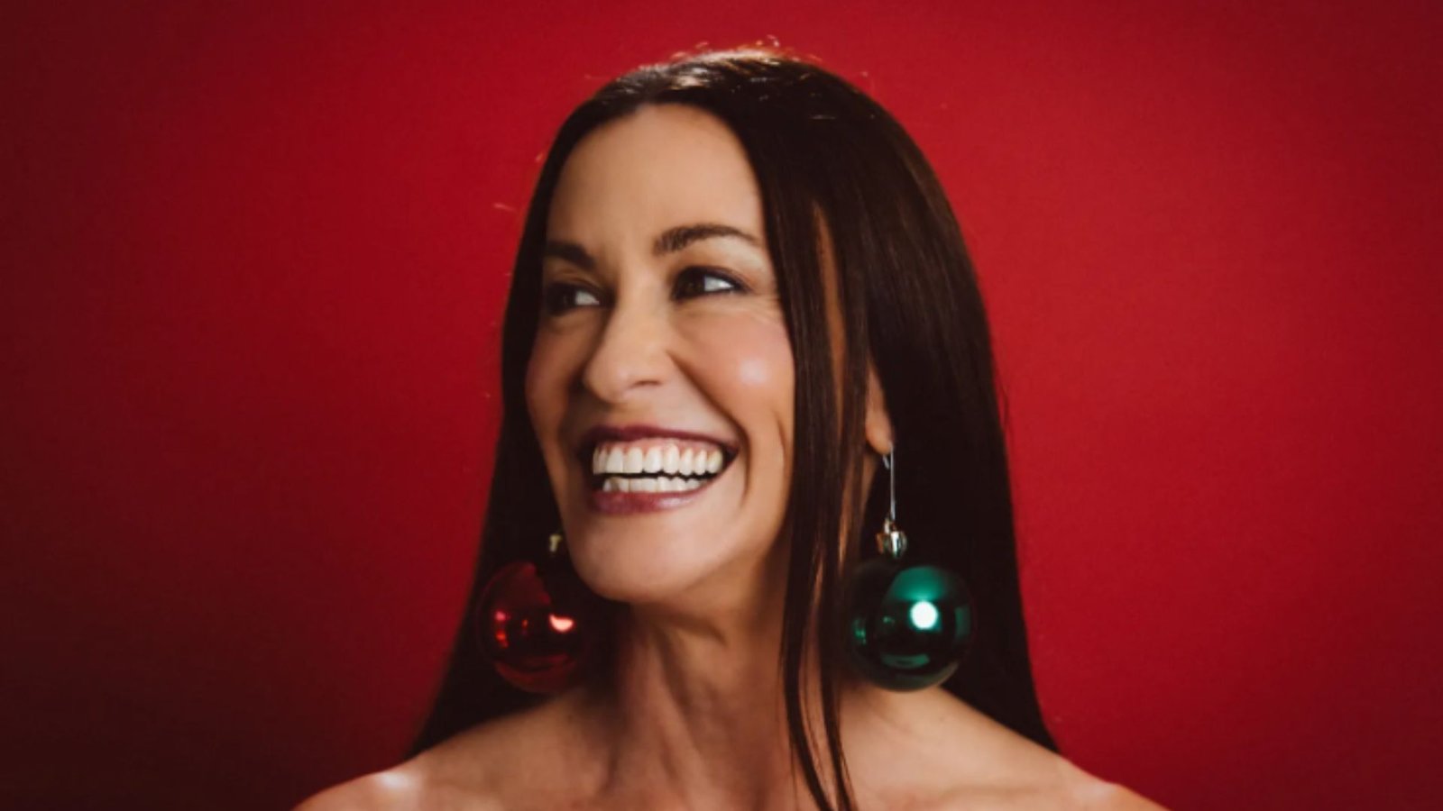Alanis Morissette traz presentes de Natal — e sim, Brandi Carlile está neles