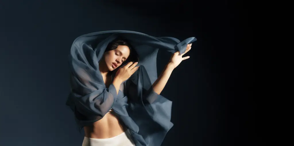 Rosalía levou 'LUX' ao SNL com balé, chuva artificial e toda a sofisticação que só ela consegue fazer