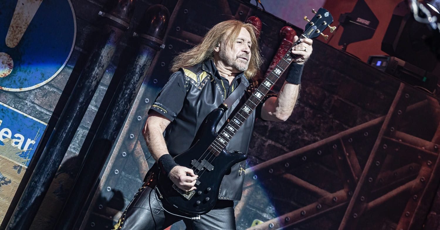 Uma era termina: Judas Priest se despede de Ian Hill, o baixista que construiu a lenda